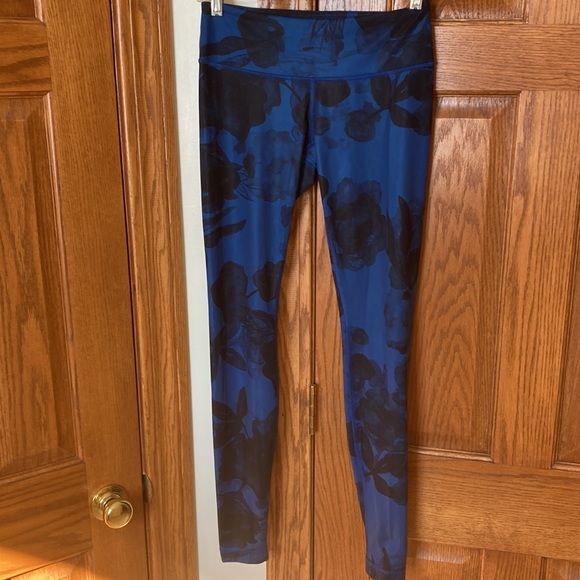 Lululemon wunder under in black and blue floral - Picture 2 of 5